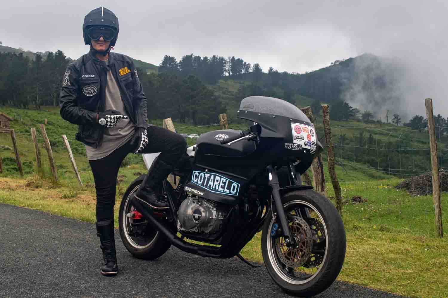 Ruben Cotarelo Mnetre posa prima della Punk's Peak gara de Wheels and waves