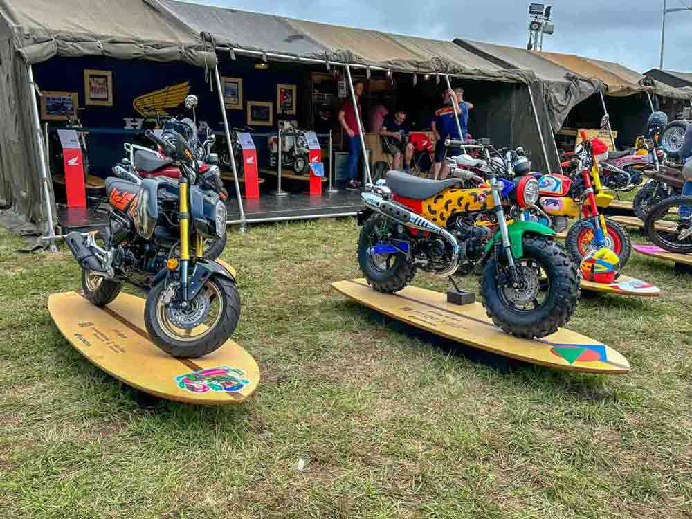 Lo stend Honda al Wheels and Waves di Biarritz con alcune Mini bike