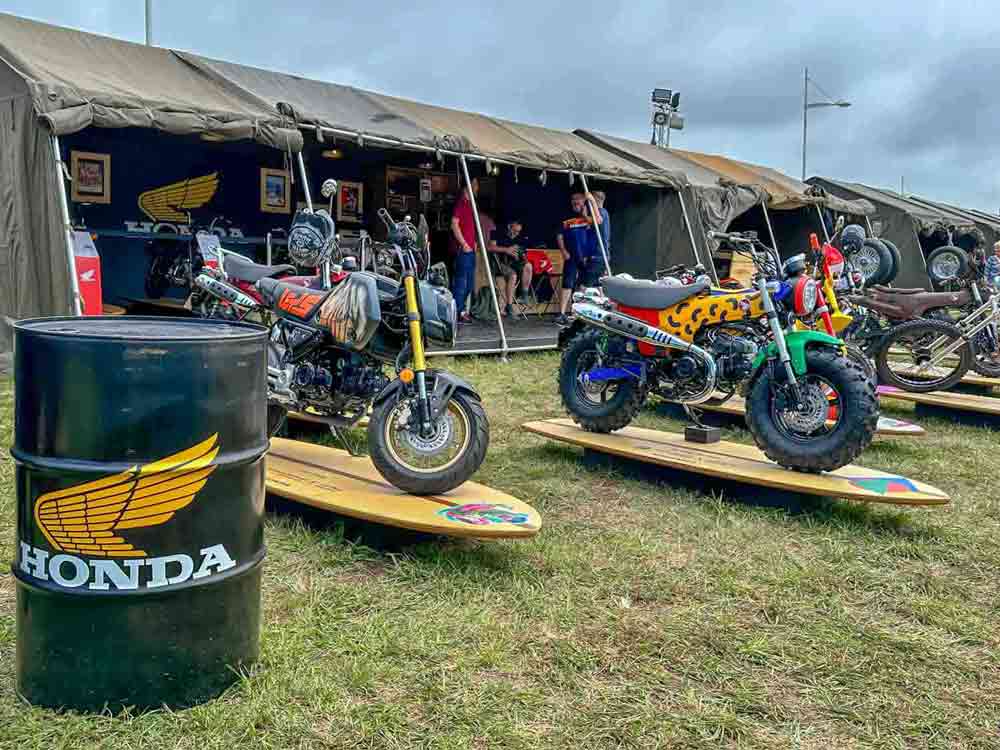 Lo stand Honda al Wheels and Waves con le MiniBik customizzate