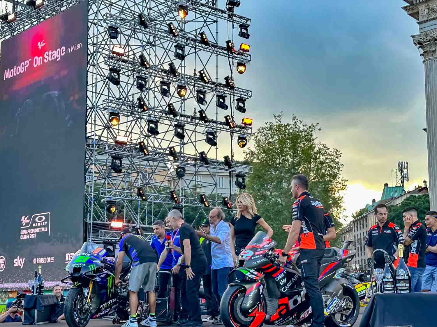 MotoGP On Stage, l'evento che fa da preludio alla gara più attesa del Motomondiale, si è tenuto ieri a Milano all'Arco della Pace. 
