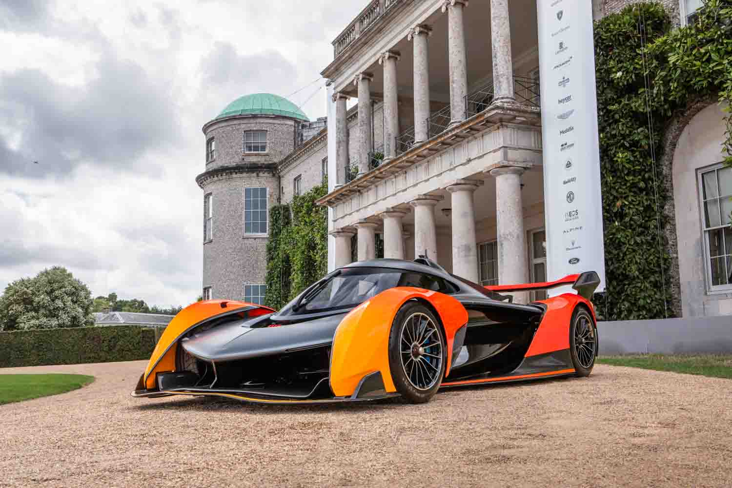 La McLaren Solus GT vince, nell'ambito del Goodwood Festival of Speed, la Timed Shootout Final. Successo che festeggia i 60 anni del marchio