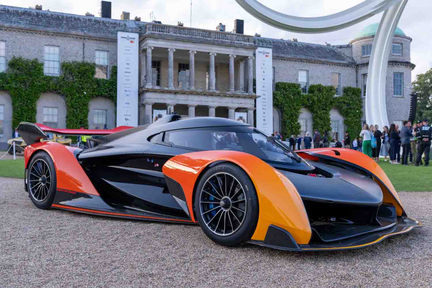 La McLaren Solus GT vince, nell'ambito del Goodwood Festival of Speed, la Timed Shootout Final. Successo che festeggia i 60 anni del marchio