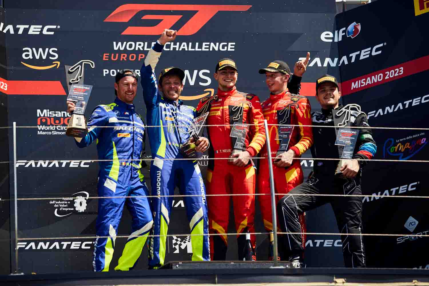 Valentino Rossi conquista la sua prima vittoria nel GTWCE nella gara di casa a Misano. Continua il successo del 9 volte campione MotoGP.