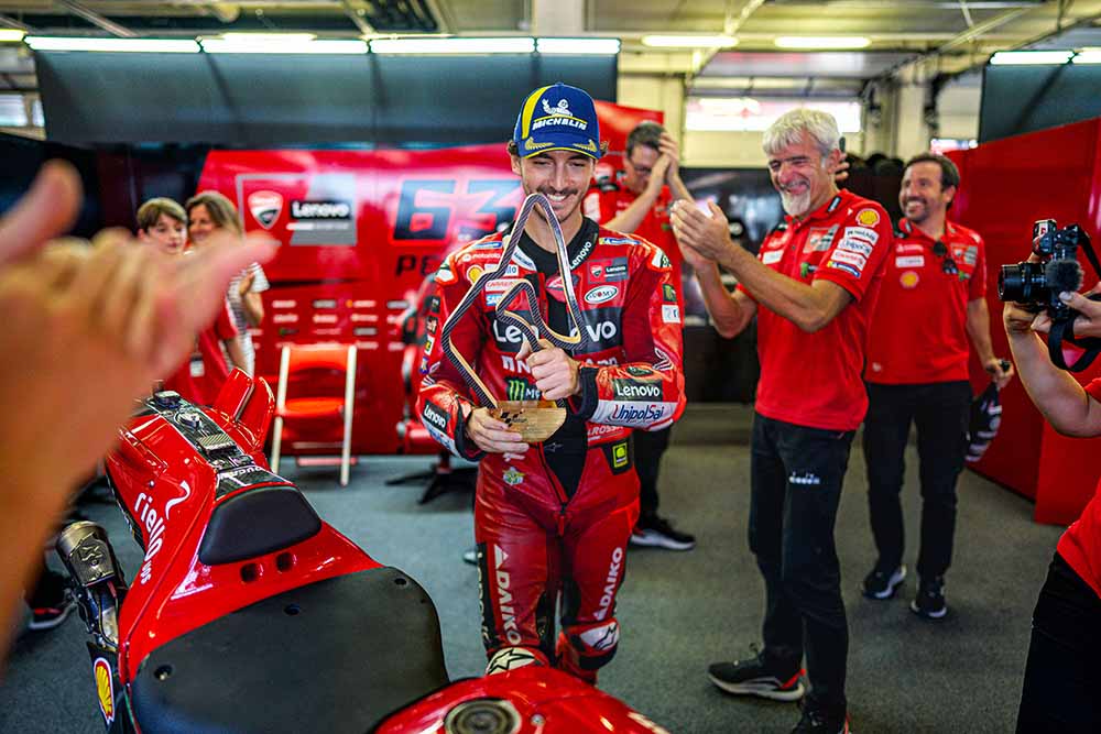 Pecco Bagnaia Team Ducati Lenovo festeggia con il suo team nei box