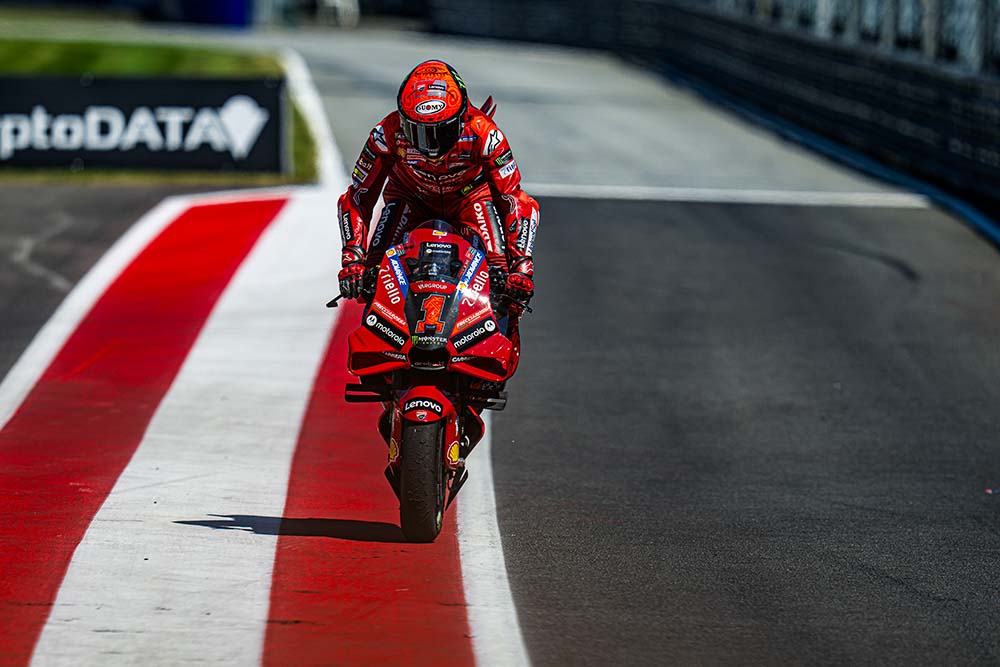 Pecco Bagnaia Team Ducati Lenovo esulta entrando ai Box