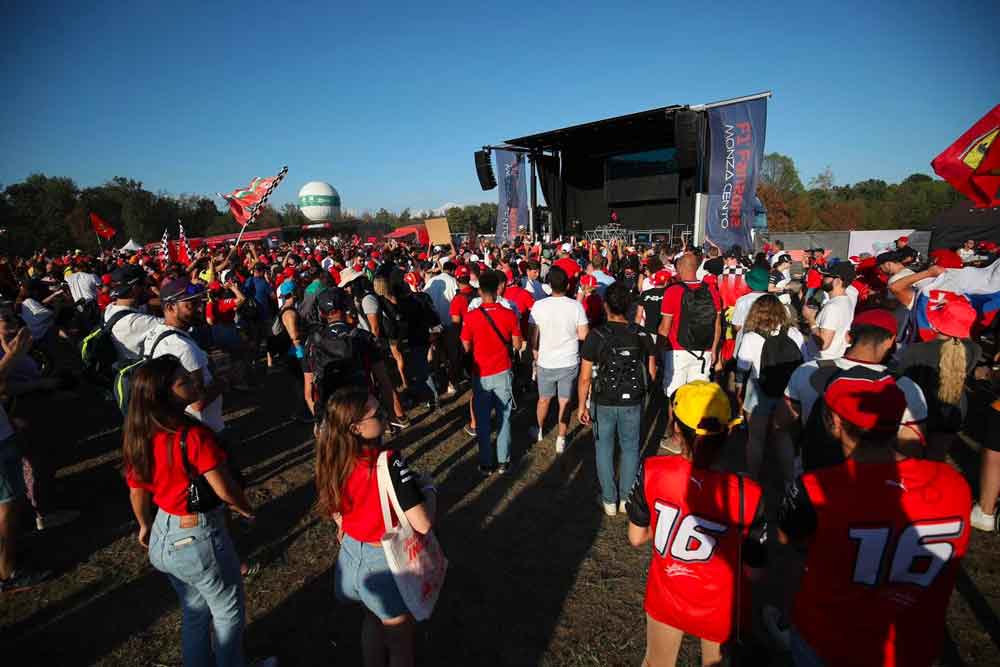 Fan Zone del Gran premio di Monza con tifosi Ferrari