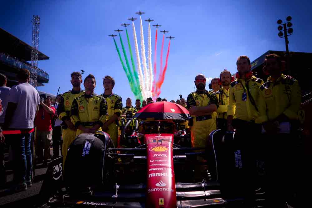 La Ferrari a sul circuito di Monza durante il passaggio delle Frecce Tricolori