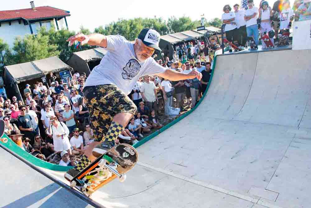 Steve Caballero hit the deck durante il Wheels and Waves