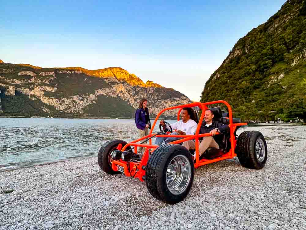 Il dune buggy artigianale dell'artista inglese Benedict Radcliffe