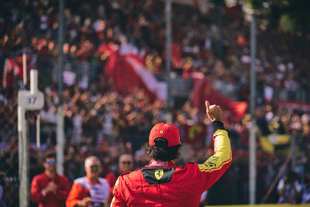Caros Sains Ferrari saluta I tifosi a Monza