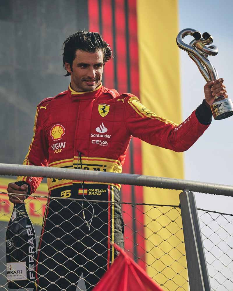 Carlos Sainz pilota Ferrari F1 con il trofeo del terzo posto a Monza