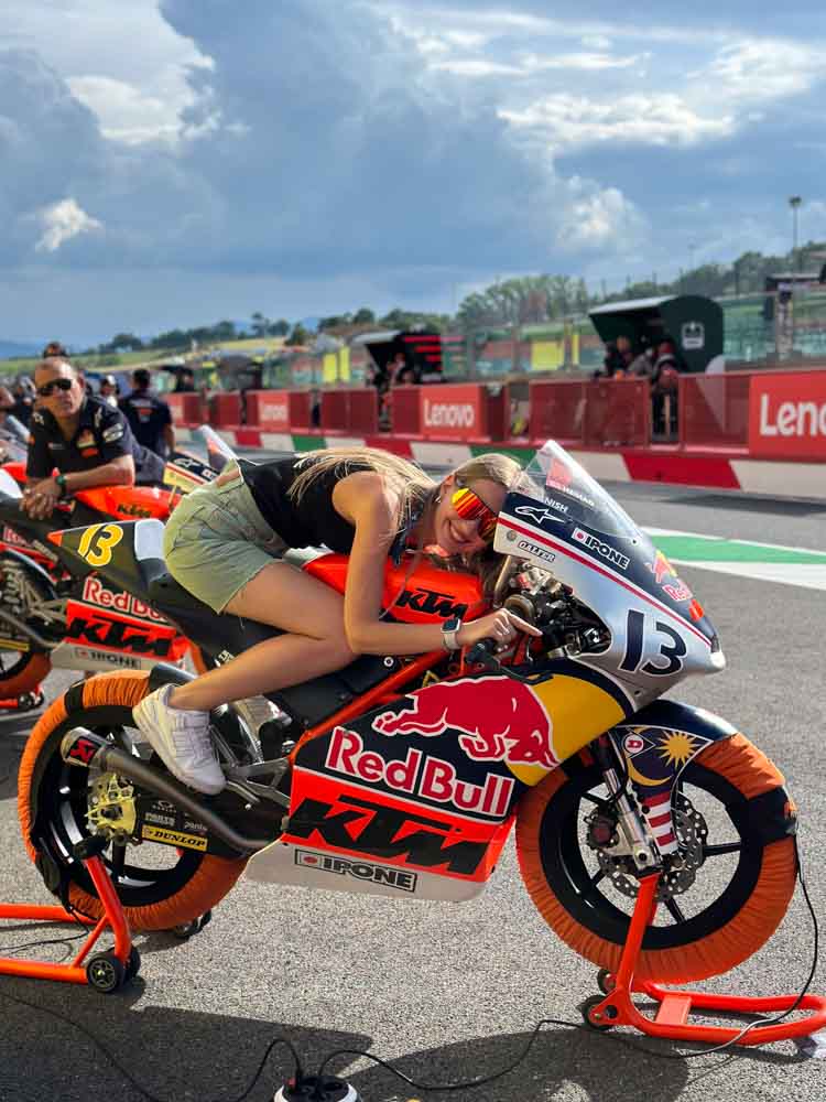 Dominika su una moto della Red Bull rookie cup photo credit by Gareth Harford