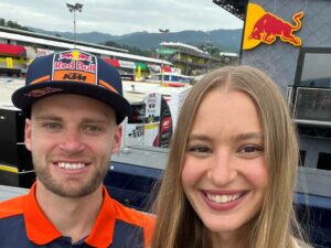 Dominika Grnova con Brad Binder