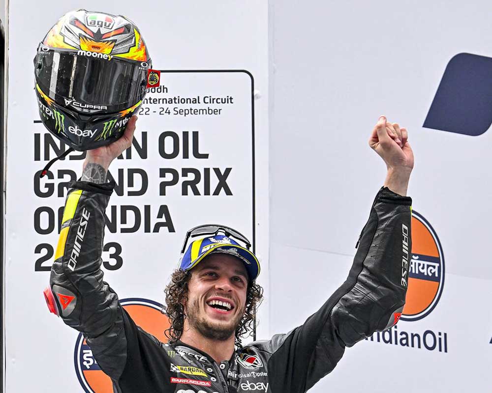 Marco Bezzecchi esulta sul Podio per il primo posto conquistato nel GP dell'India