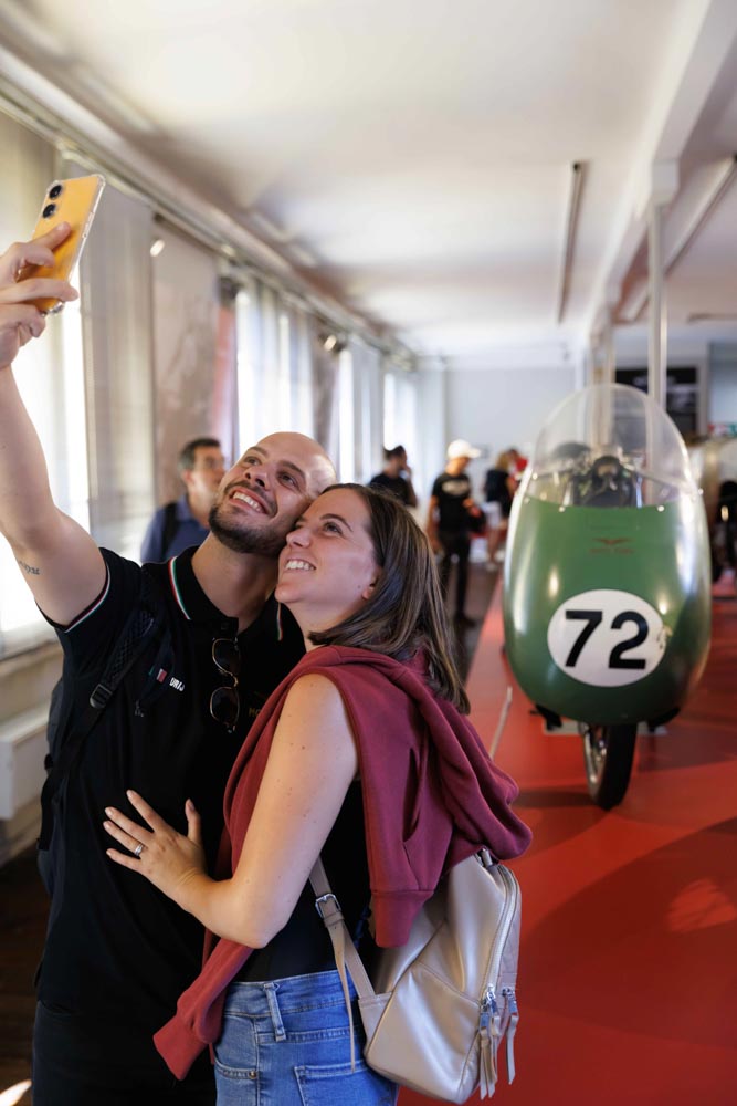 i visitatori colgono l'occasione per scattare foto ricordo nelMuseo Moto Guzzi