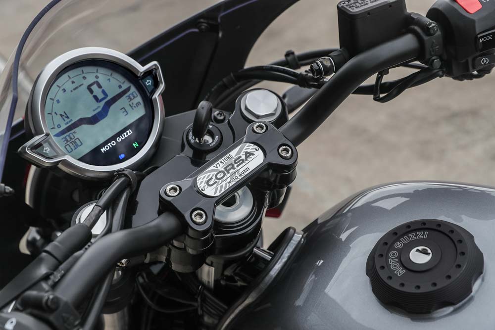 Alcuni dettagli del manubrio e della console della Moto Guzzi Corsa