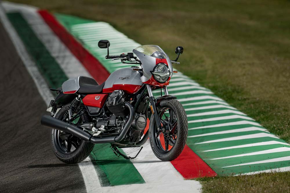 Moto Guzzi V7 Stone fotografata in pista