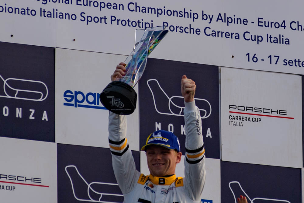 Larry Ten Voorde sul podio di Monza durente la Porsche carrera cup