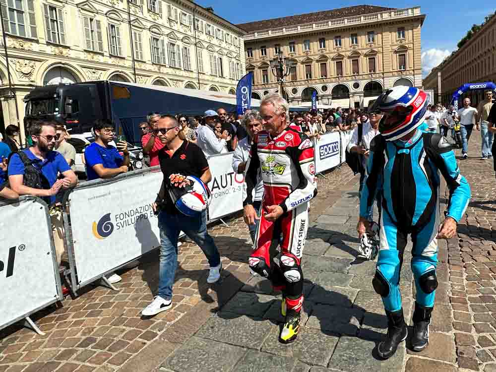 Kevin Schwantz, Franco Uncini Salutano il pubblico di piazza San Carlo durante Autolook Torino