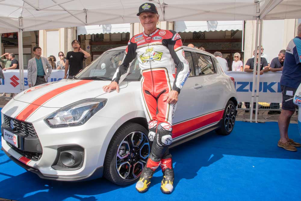 Kevin Schwantz posa con la Swift Sport Hybrid Kevin Schwantz Edition