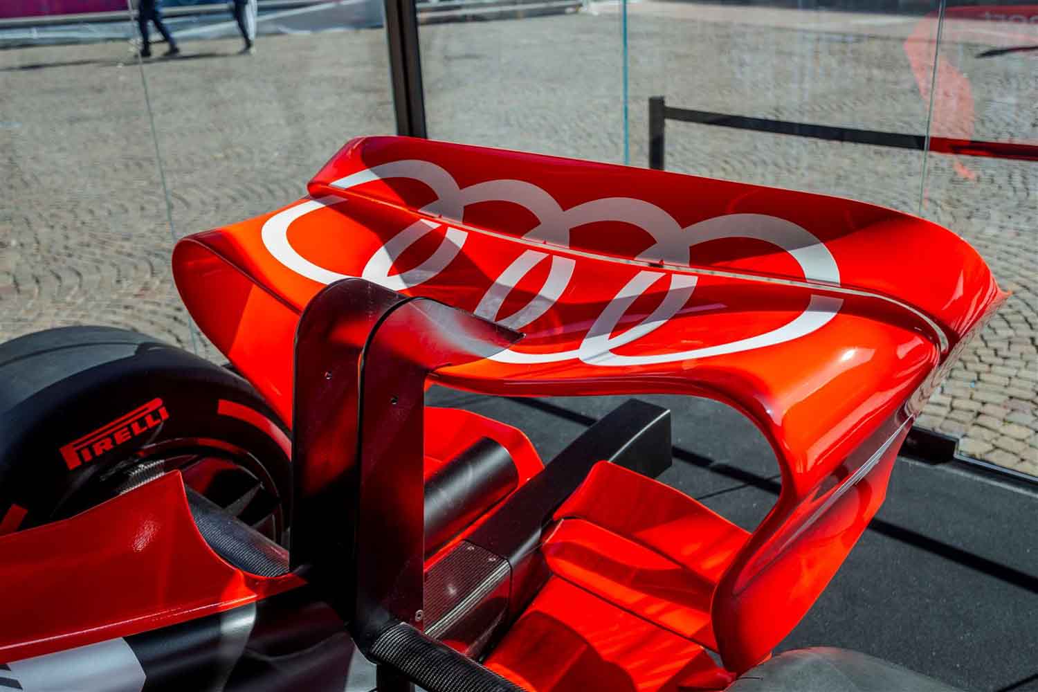 il logo Audi sull'alettone posteriore del Audi F1 Showcar