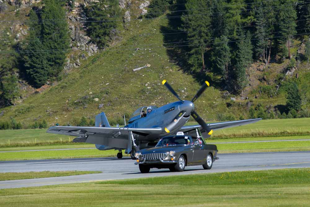 P51 Mustang e Volvo P 1800 su aereporto dell'Engadina