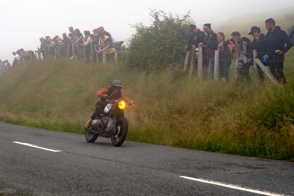 Marcos Granda con la BMW R90 sul monte Jaizkibel per la Punk's Peak