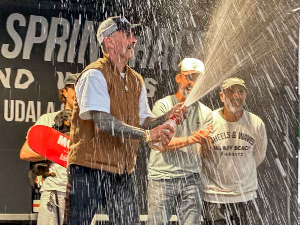 Marco sul podio del Wheels and waves festeggia la vittoria con lo Champagne