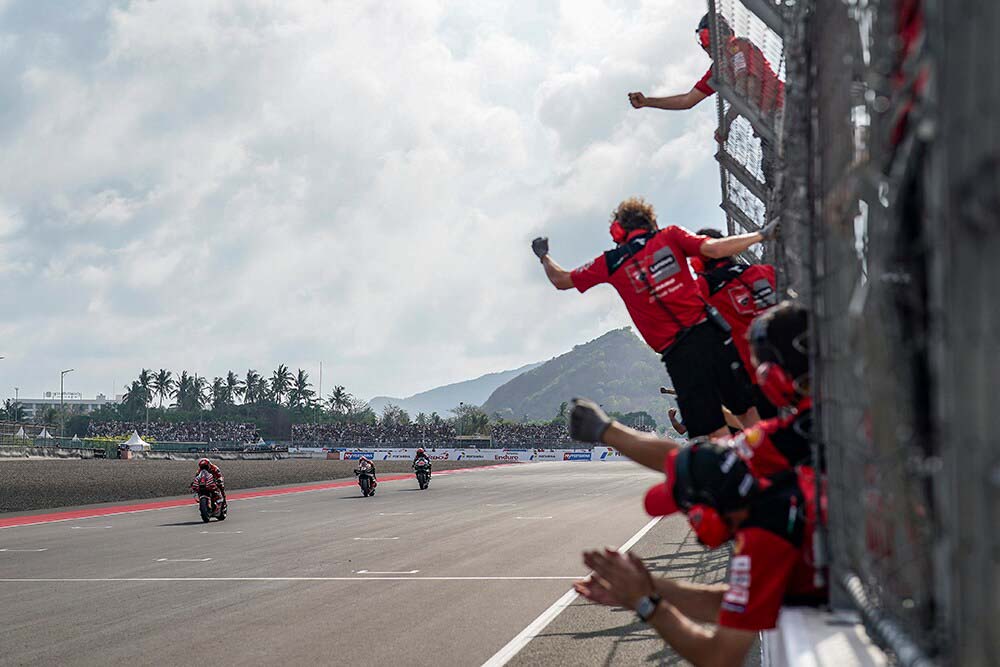 Pecco Bagnaia taglia il traguardo in prima posizione del GP di Indonesia