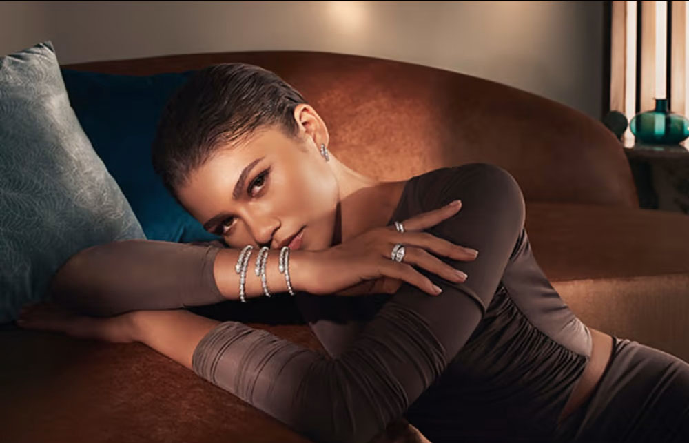 modella indossa gioielli della serie Serpenti