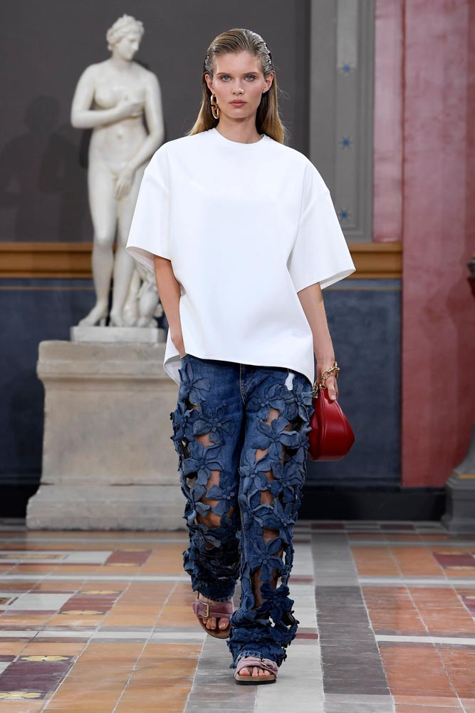 Modella durante la sfilata di Valentino a Parigi