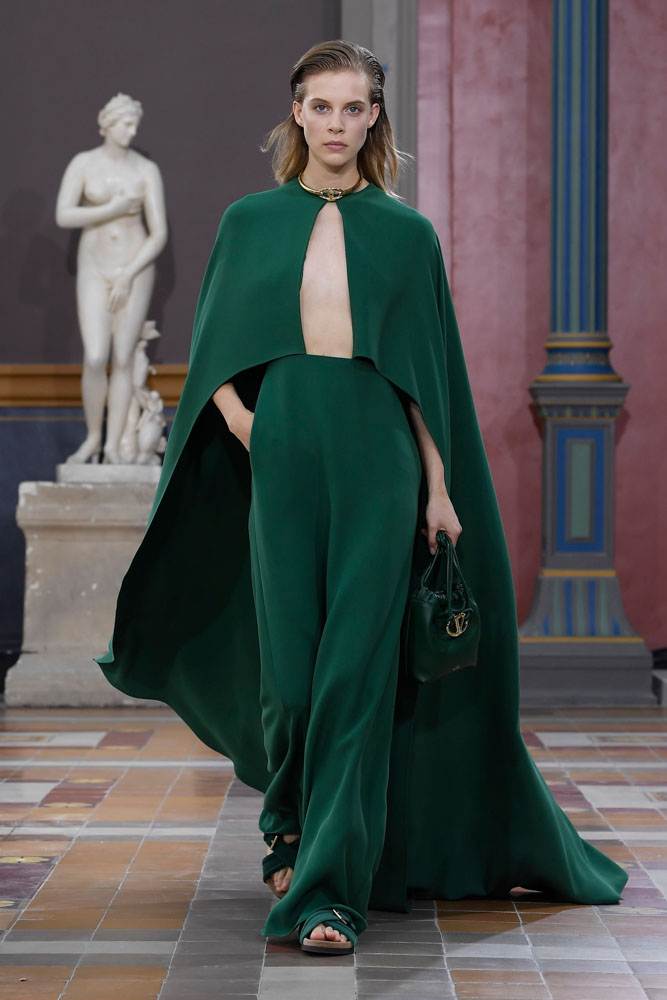 Modella durante la sfilata di Valentino a Parigi