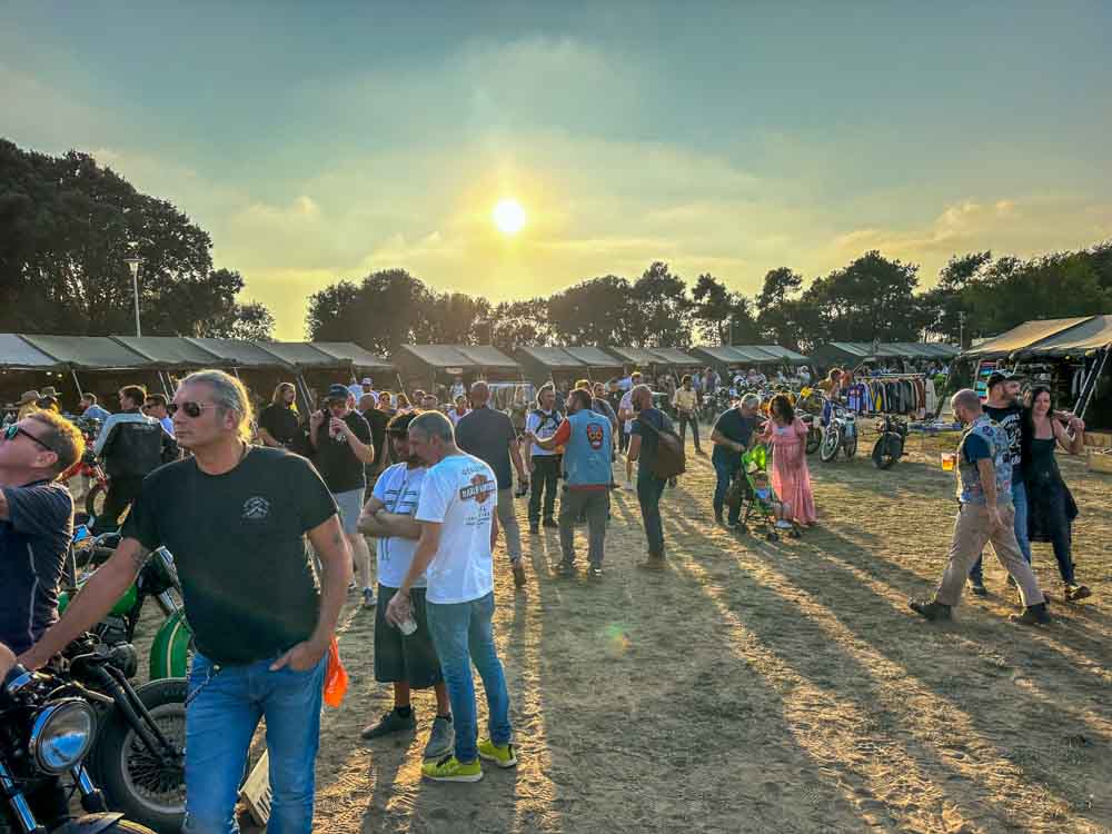 Il Villaggio di Wheels and Waves italia al tramonto