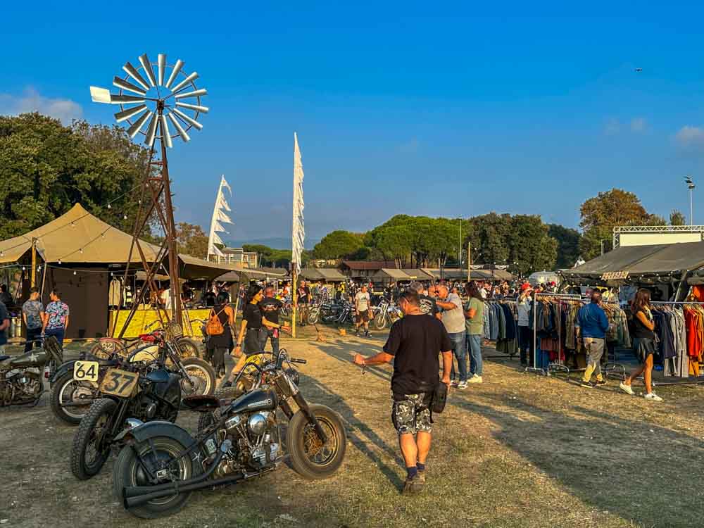 Il centro del Villaggio Wheels and Waves con moto e abbigliamneto