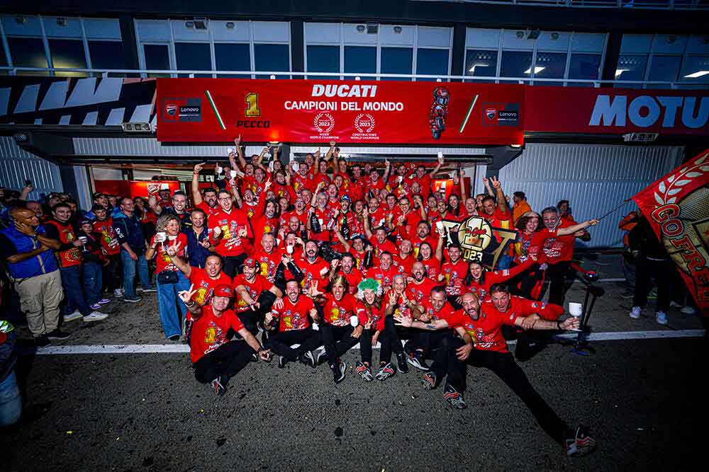 Pecco Bagnaia celebrqa la vittoria del GP di Valencia e la vittoria del Campionato Motogp