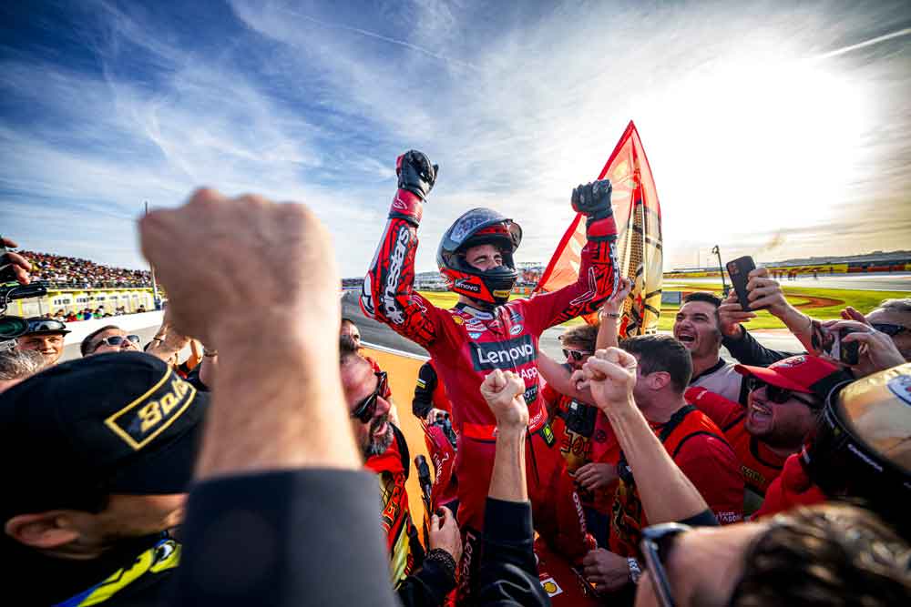 Pecco Bagnaia celebrqa la vittoria del GP di Valencia e la vittoria del Campionato Motogp