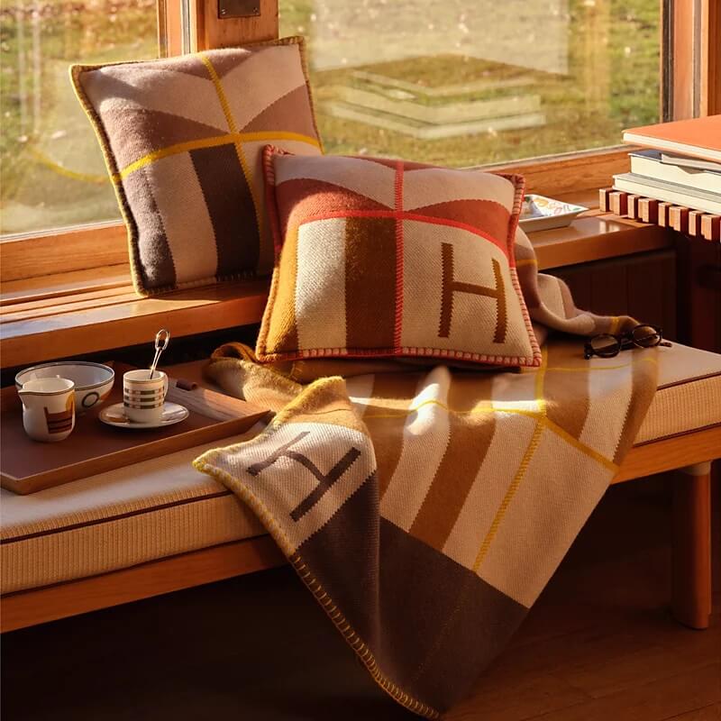 Natale 2023: le idee regalo per lei e per lui tra moda e home design - Hermès - Ill Plaid Avalon H Club in cachemire tessuto a mano.