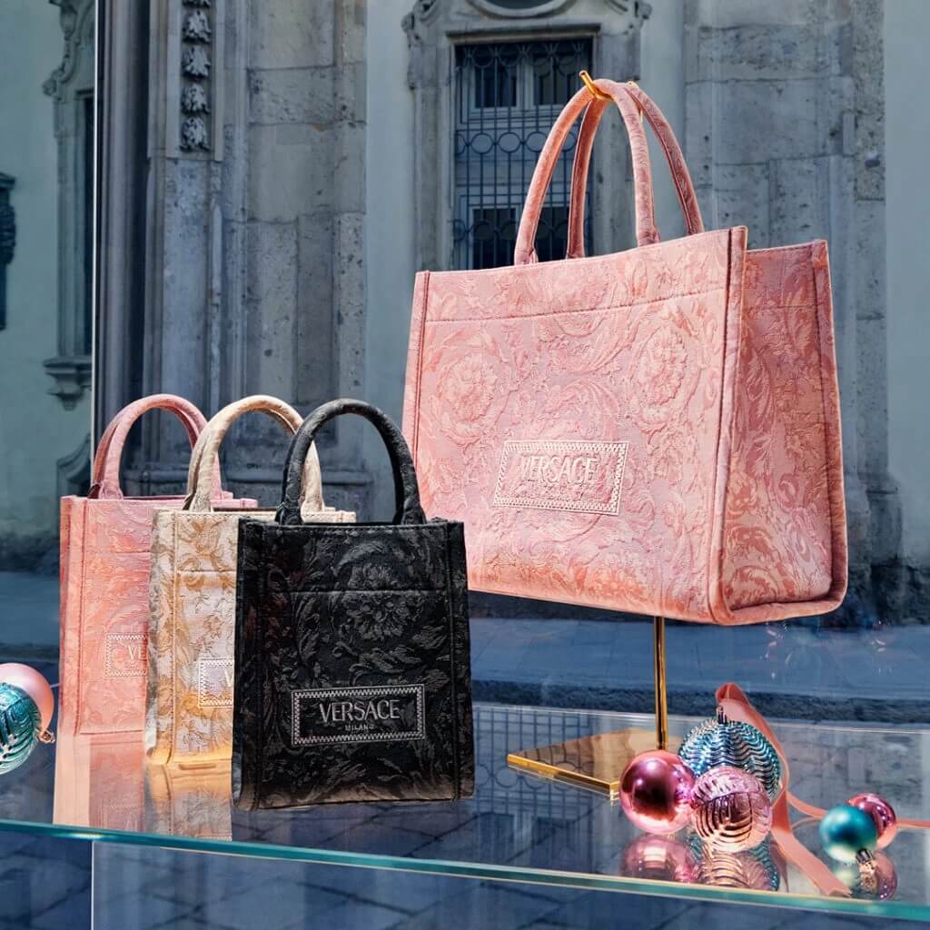 Natale 2023: le idee regalo per lei e per lui tra moda e home design - Versace - Athena Bag è l’accessorio chic e ultra versatile da uomo e da donna protagonista della Holiday Campaign 2023.