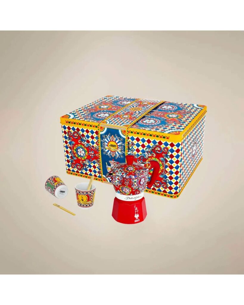 Natale 2023: le idee regalo per lei e per lui tra moda e home design - Hermès - La box composta dalla Moka da 3 tazze con il Caffè Perfetto BIALETTI DOLCE&amp;GABBANA