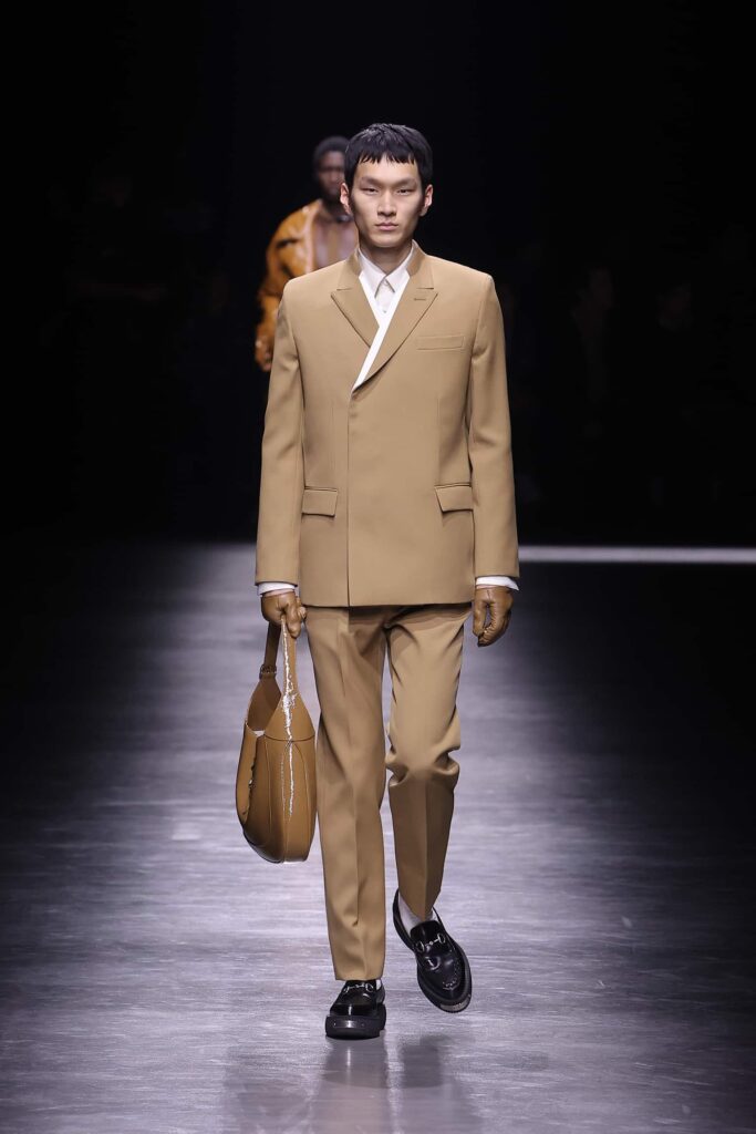 modello durante la sfilata Gucci uomo FW 2024