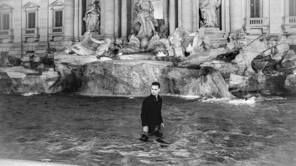 Pedro Alonso, alias Berlino Fontana di Trevi a Roma Giorgio armani