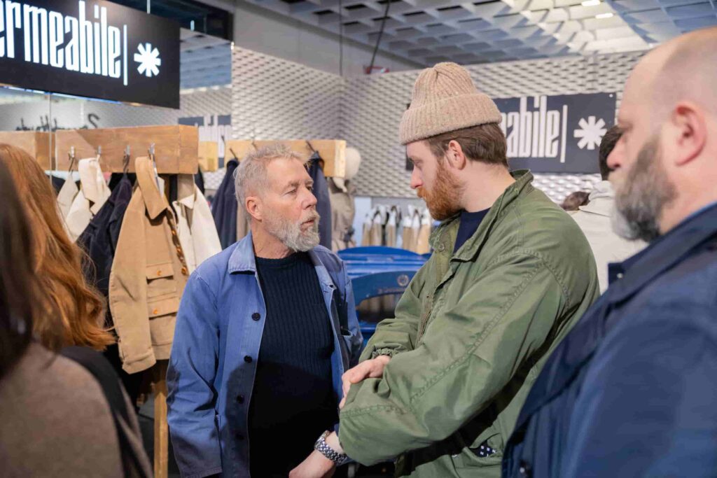 Visitatori indossano abbigliamento workwear vintage a Pitti Uomo 2024 
