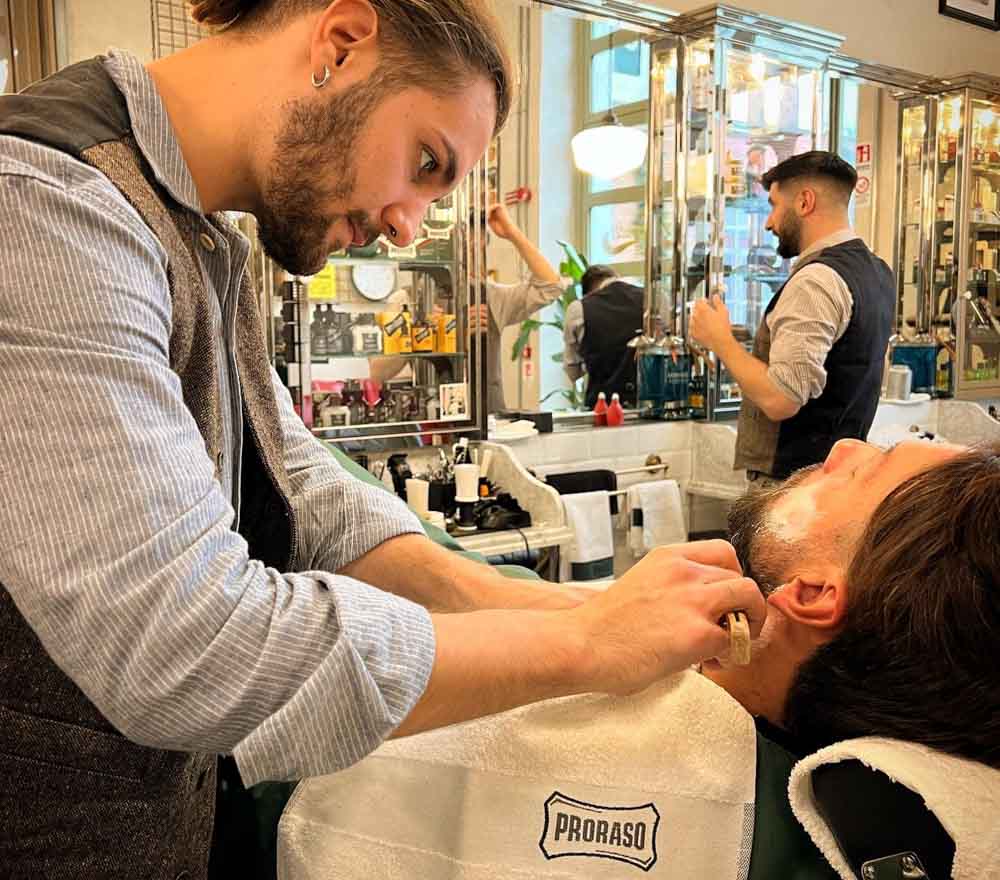Barbieri al lavoro presso Blues Brother alla Manifattura Tabacchi