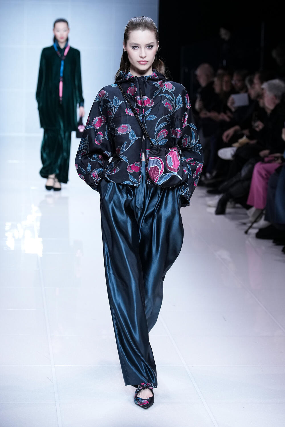 Giorgio Armani donna: fiori d'inverno illuminano la moda