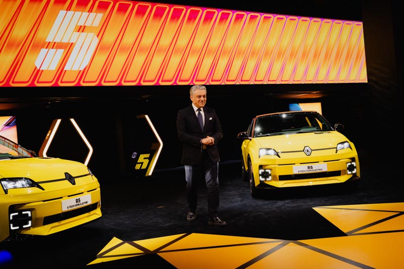 La nuova Renault 5 elettrica guida verso il futuro