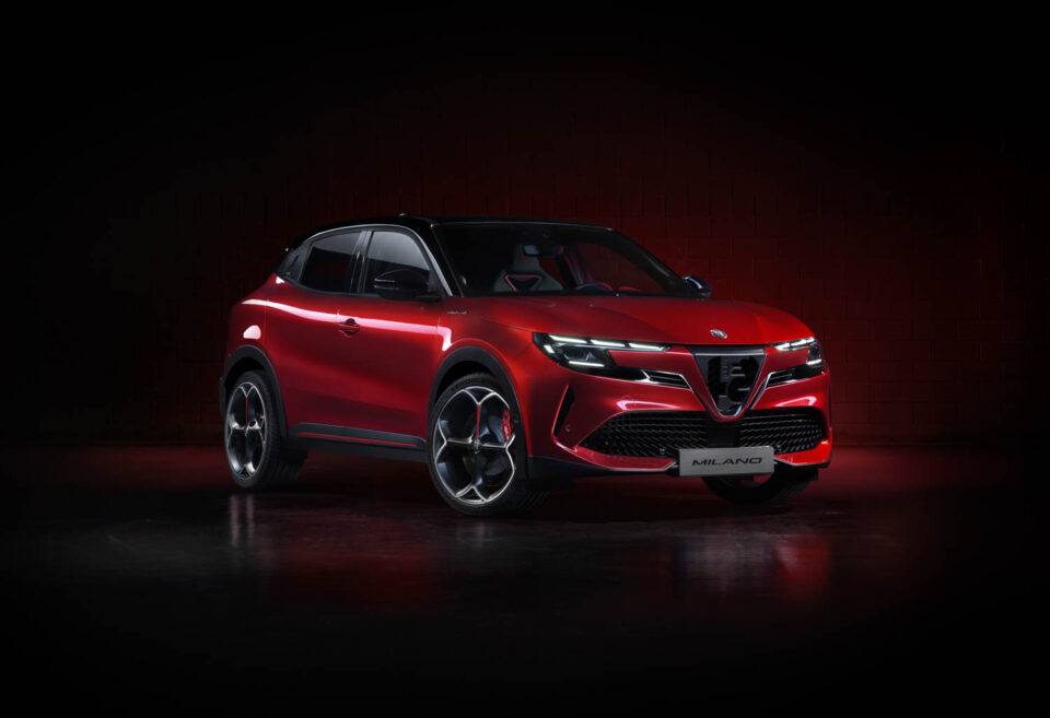 La nuova Alfa Romeo Milano debutta oggi, presso la sede dell'Automobil Club Milano, con un'anteprima internazionale non convenzionale.