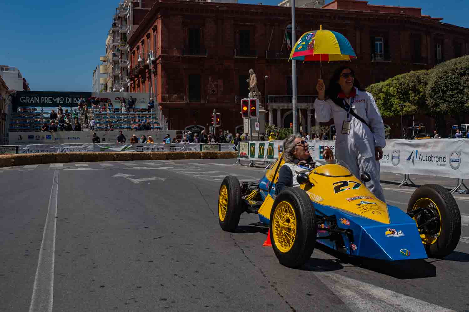 Le auto transitano davanti al teatro Margherita