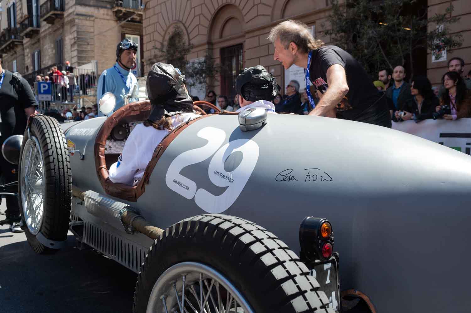 La firma di Cesare Fiorio suun una macchina in griglia per il GP di Bari