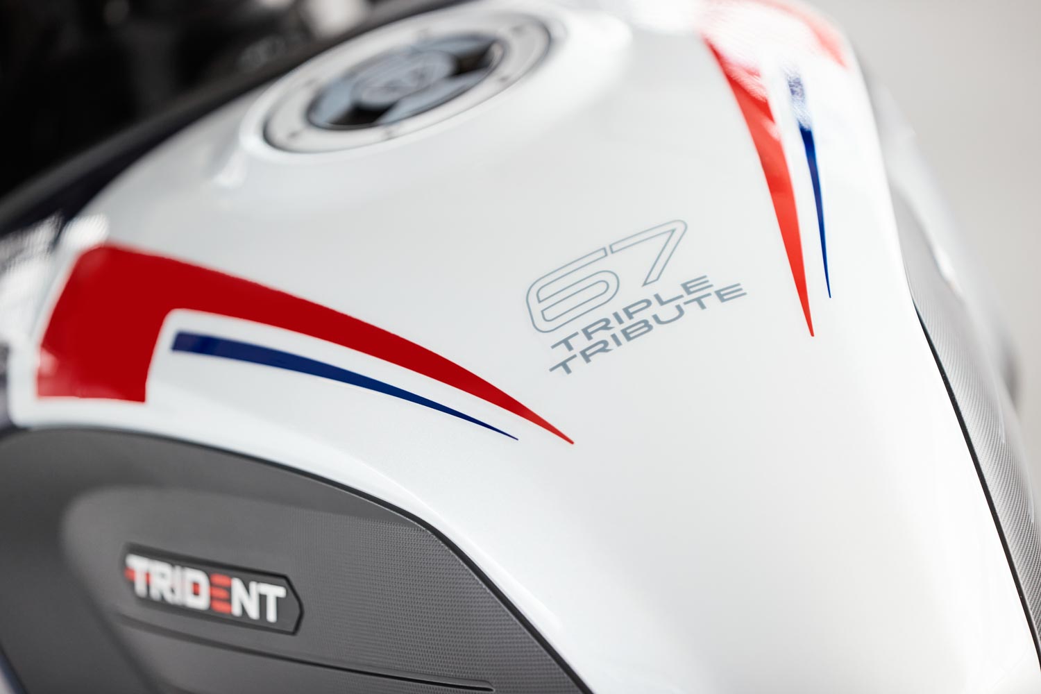 Triumph Motorcycles presenta la nuova Trident 660 Triple Tribute un modello in edizione speciale e limitata.