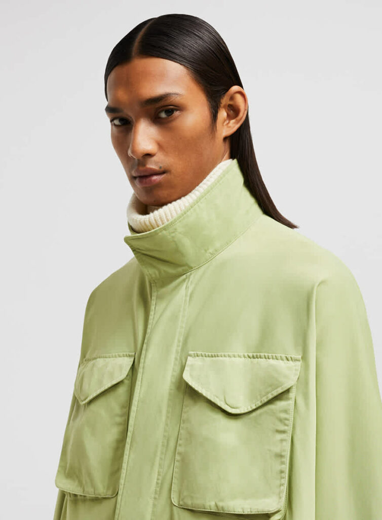 Le giacche Moncler con il designer Sir Jony Ive rivoluzionano tessuti e bottoni